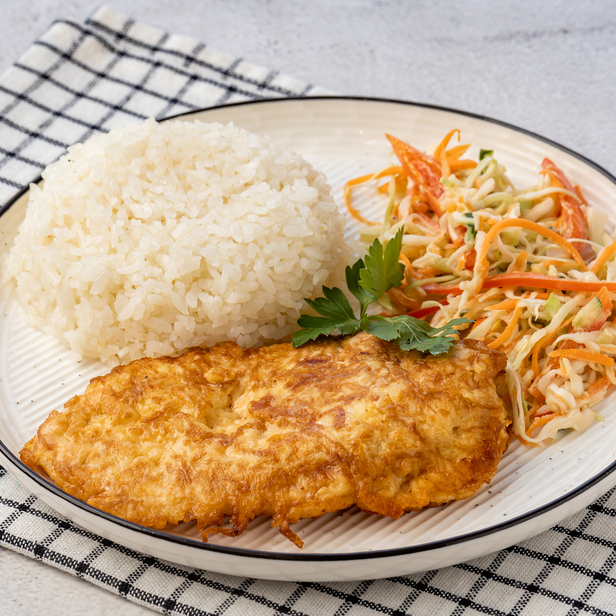 Куриная грудка в сыре с рисом + салат весенний