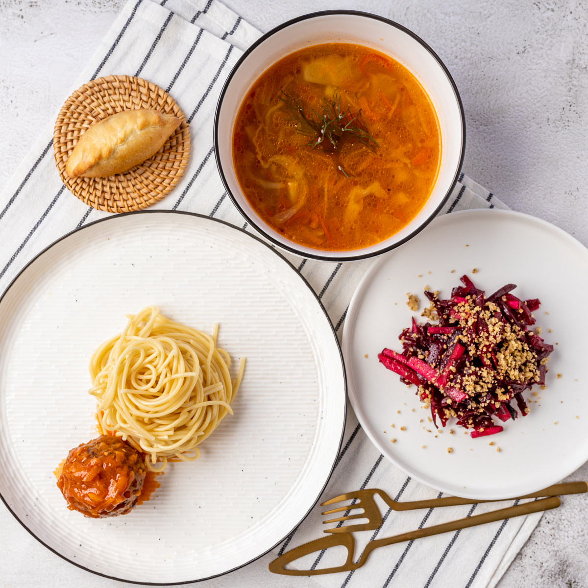 Тефтель мясной +спагетти+щи+свекла с яблоком+пирожок с вишней в подарок