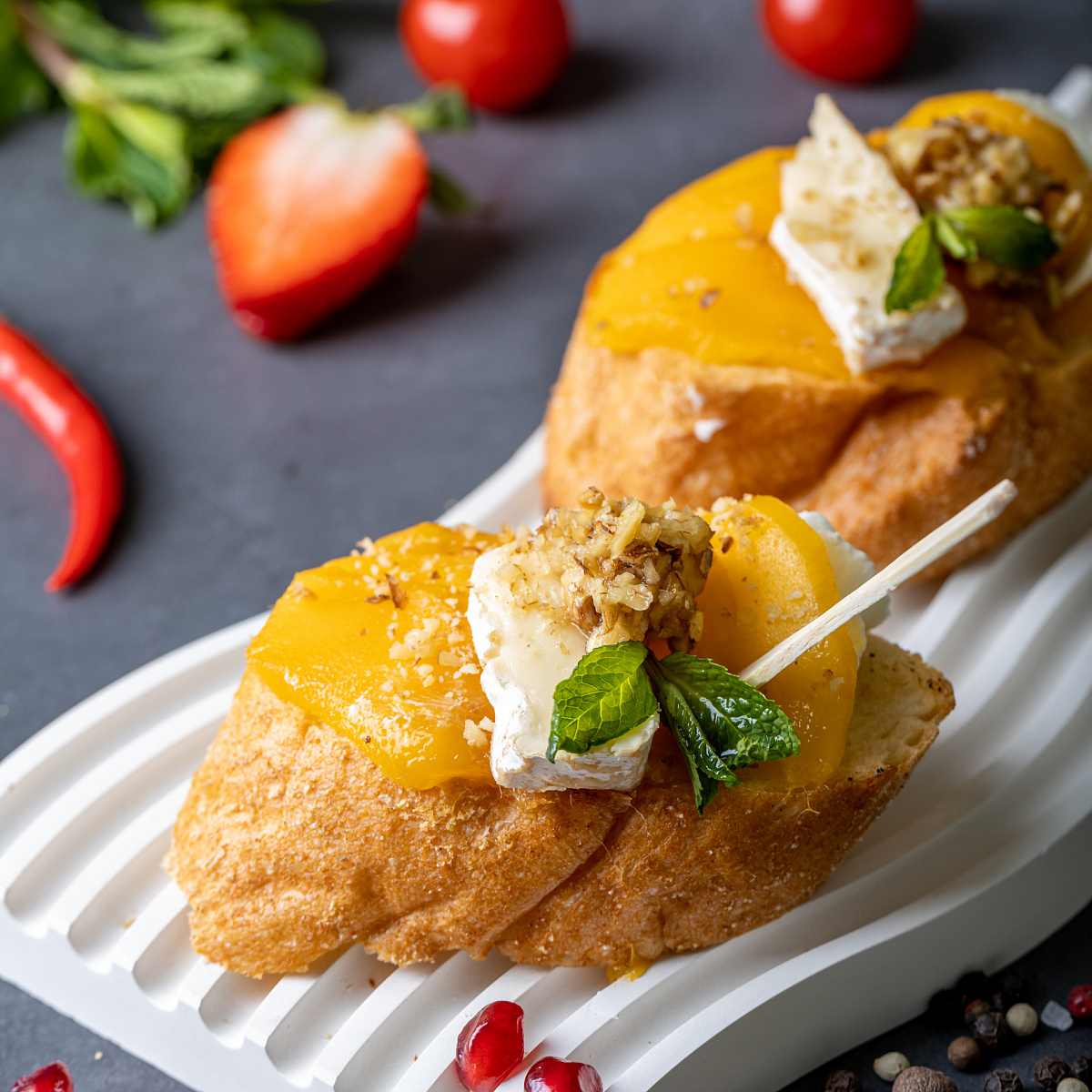 Брускетта  с манго и сыром бри 9 шт