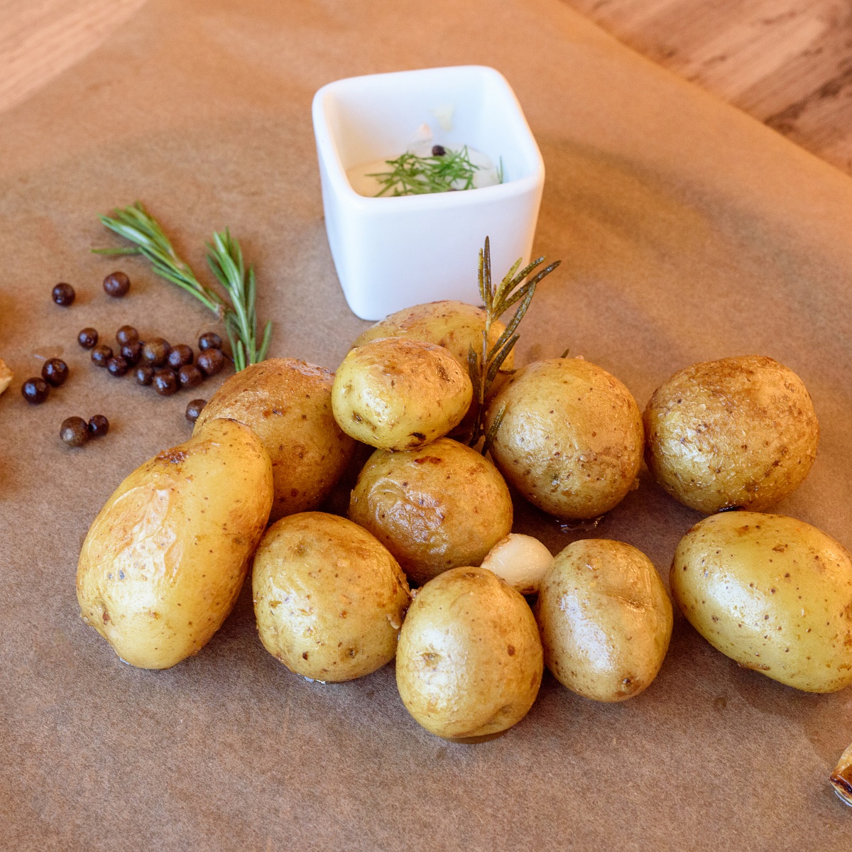 Молодой картофель с розмарином и чесноком, запеченный в кожуре