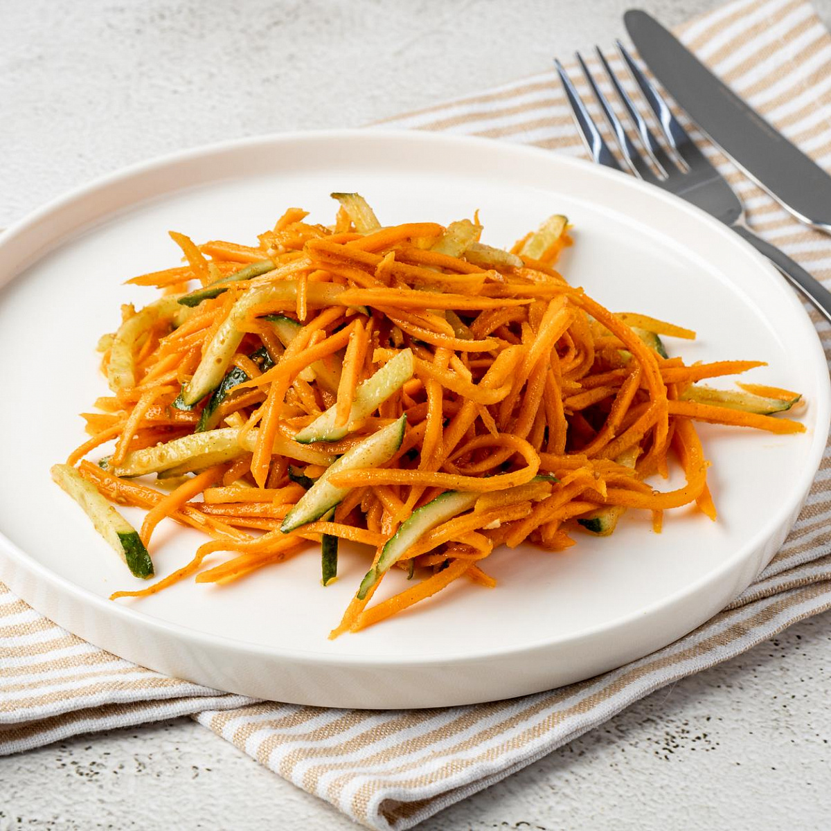 Салат с корейской морковью и огурцом